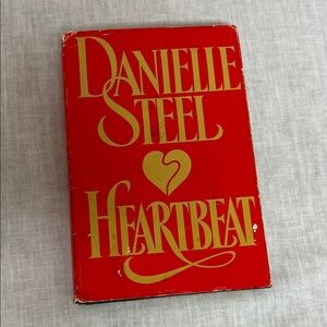 🌞 “Heartbeat” Best Selling Book by Danielle Steel 392 pages